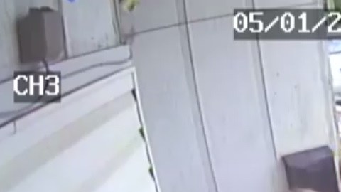 El momento fue capturado por un video de vigilancia.
