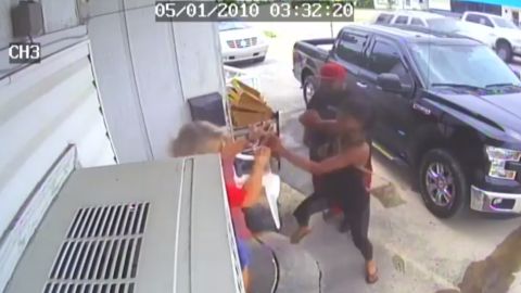 El momento fue capturado por un video de vigilancia.