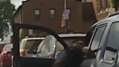 El responsable abrió la puerta y comenzó a golpear al conductor del auto.