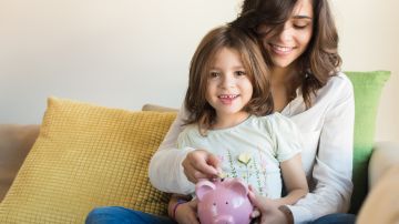 Cuando los niños ya manejan la alcancía y saben ahorrar es importante familiarizarles con la banca y abrir una cuenta de ahorros./Shutterstock