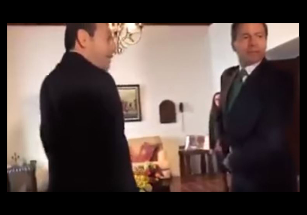 Video: ¿Es un arma lo que el presidente Peña Nieto se saca de la cintura?