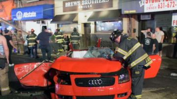 El auto impactó el establecimiento Brews Brothers Grille.