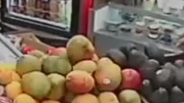 Momento en el que los dos agresores recogen aguacates para usarlos como proyectiles.