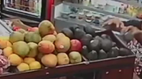 Momento en el que los dos agresores recogen aguacates para usarlos como proyectiles.