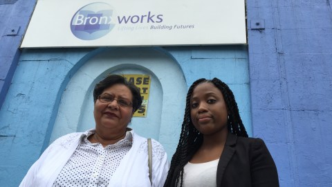 Rosa Carrasco, clienta de los servicios de prevención de desamparo de seniors en El Bronx, junto con la coordinadora de este programa, Amanda Brown./A.B.N.