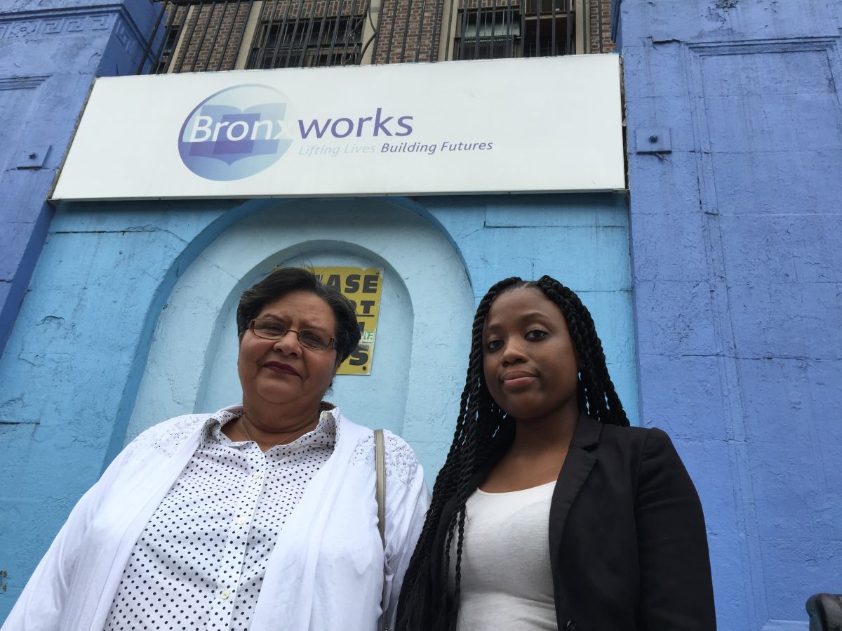 Rosa Carrasco, clienta de los servicios de  prevención de desamparo de seniors en El Bronx, junto con la coordinadora de este programa, Amanda Brown./A.B.N.