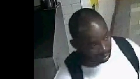 Imágenes de NYPD del presunto autor del ataque a dos mujeres con un cuchillo en el Subway.