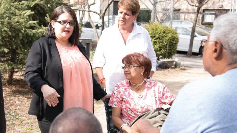 Diana Ayala dialoga con adultos mayores de su distrito.