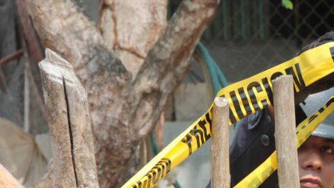 Policías custodian una de las residencias atacadas.
