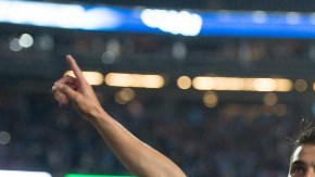 El delantero asturiano celebró su undécimo gol de la temporada besándose el escudo.