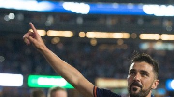 El delantero asturiano celebró su undécimo gol de la temporada besándose el escudo.