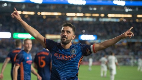 El delantero asturiano celebró su undécimo gol de la temporada besándose el escudo.