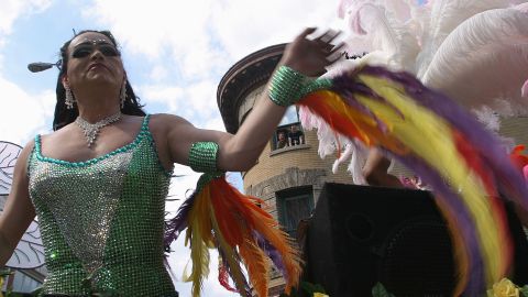 Latinos LGBT marchan por la Avenida 37, en Jackson Heights, durante el desfile del Queens Gay Pride.