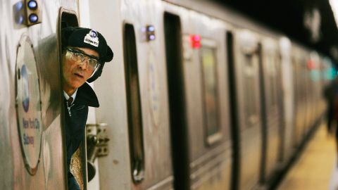 El conductor del tren frenó rápidamente al ver al hombre arrollado.