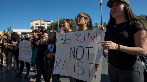 Los jóvenes reportan actos discriminatorios en su contra.