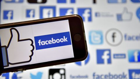 La red social ha sido cuestionada por sus políticas de censura.