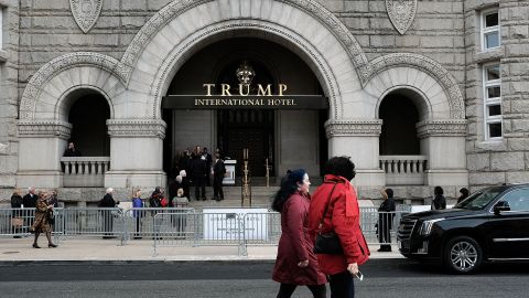 El Hotel Trump en Washington reporta ingresos por unos 20 millones de dólares.