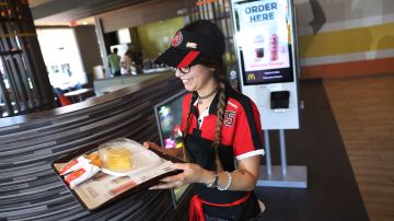 McDonald's contratará a 250,000 personas este verano.
