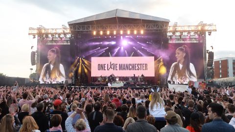 Ariana Grande cumplió su promesa de volver a Manchester para un concierto benéfico.