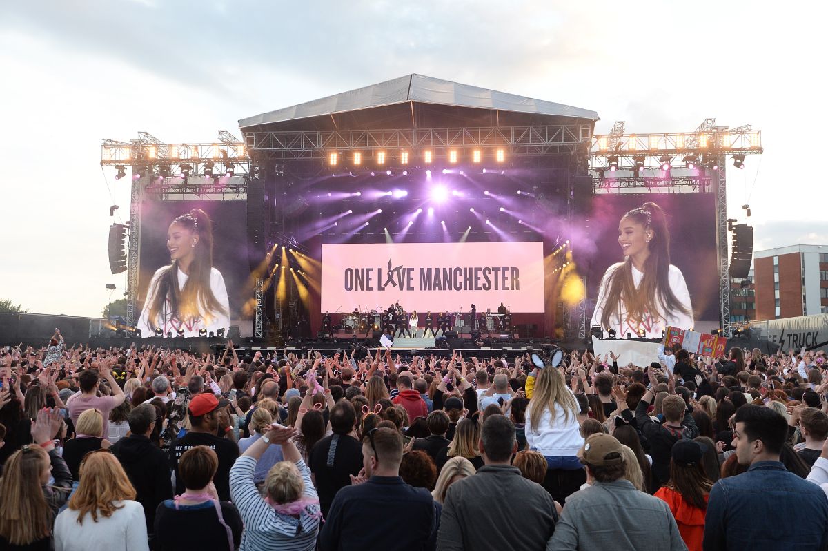 Ariana Grande cumplió su promesa de volver a Manchester para un concierto benéfico.