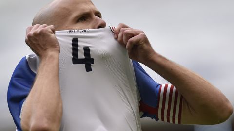 Michael Bradley adelantó a los visitantes con un golazo tras robo de balón a Chicharito.