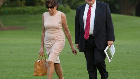 Los padres de Melania Trump estuvieron en la Casa Blanca para el cumpleaños del presidente. / FOTO: Chris Kleponis-Pool/Getty Images
