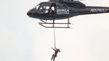 La trapecista Erendira Wallenda hace malabarismos sobre las Cataratas del Niagara.