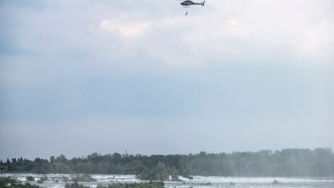 Erendira Wallenda planea sobre las cataratas de Horseshoe, una de las tres que forman el Niagara.