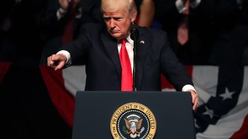 Al presidente Trump llama "fake news" a las encuestas que no le favorecen.