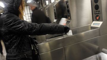 En 2016, hubo 9,384 personas arrestadas por el NYPD por evadir el pago del metro.