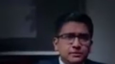 Además del discurso, el joven político quiso igualar el escenario.