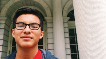 Gonzalo Chávez, 15, posa frente a las columnas del ayuntamiento de Nueva York.