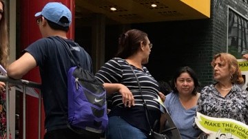 Manifestantes están durmiendo frente a la Gobernación de Nueva York para que el mandatario estatal escuche sus reclamos