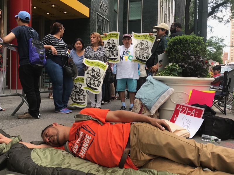 Manifestantes están durmiendo frente a la Gobernación de Nueva York para que el mandatario estatal escuche sus reclamos