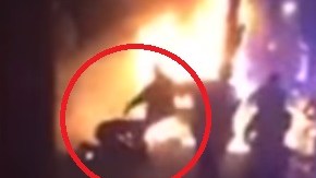 Momento en el que el video capta al oficial de policía pateando a Miguel Feliz.