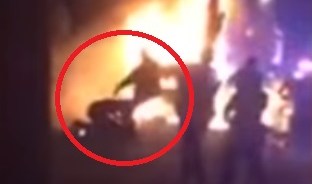 Momento en el que el video capta al oficial de policía pateando a Miguel Feliz.