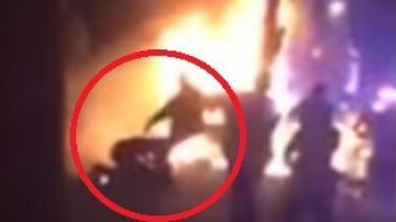 Momento en el que el video capta al oficial de policía pateando a Miguel Feliz.
