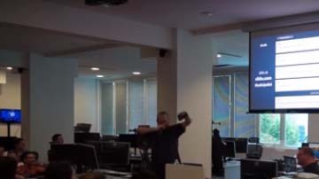 Igor Krezic, de la empresa NSoft, reunió a sus empleados y dio un discurso antes del salto.