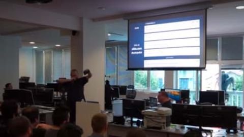 Igor Krezic, de la empresa NSoft, reunió a sus empleados y dio un discurso antes del salto.