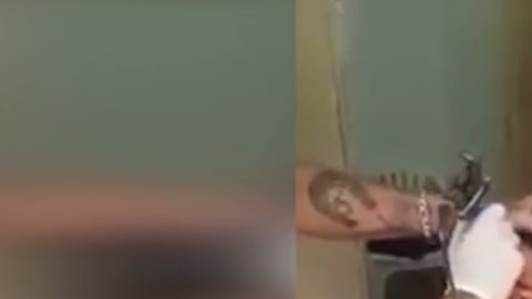 El joven parece incluso drogado.