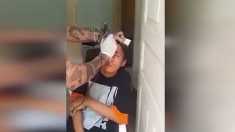 El joven parece incluso drogado.
