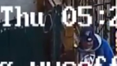 NYPD dio a conocer imágenes del presunto autor de cinco allanamientos de morada en el mismo barrio de Queens.