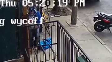 NYPD dio a conocer imágenes del presunto autor de cinco allanamientos de morada en el mismo barrio de Queens.