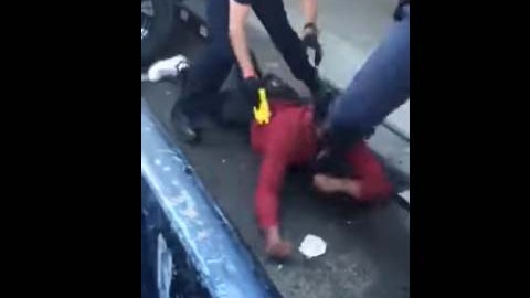 Los agentes sometieron al hombre con pistolas teasers.