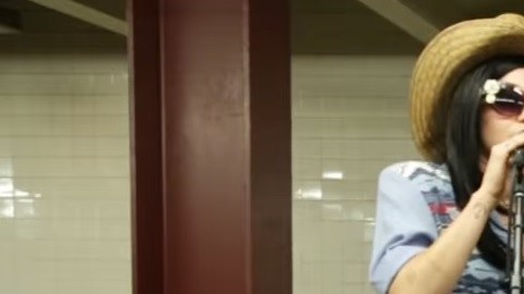 Miley Cirus y Jimmy Fallon cantaron disfrazados en pleno Subway en Nueva York.