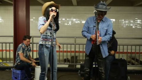 Miley Cirus y Jimmy Fallon cantaron disfrazados en pleno Subway en Nueva York.