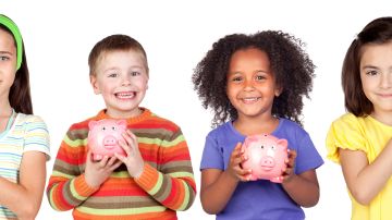 Padres y cuidadores tienen que bablar de dinero a los niños en distintas fases de la infancia. Es una conversación educativa./Shutterstock