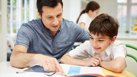 Ideas te pueden ayudar a sortear los retos de criar a un niño bilingüe.