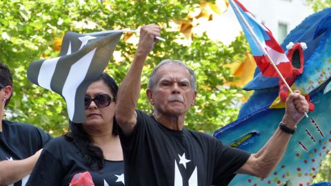 Oscar López declinó un homenaje en el desfile.