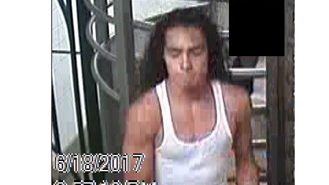 El Departamento de Policía dio a conocer imágenes del presunto autor de un ataque  a un hombre de 65 años.